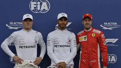 Hamilton rajtol az élen, mögötte Bottas és Vettel