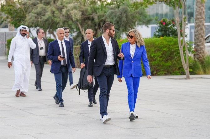 Brižit se Dohom prošetala u plavom odelu 