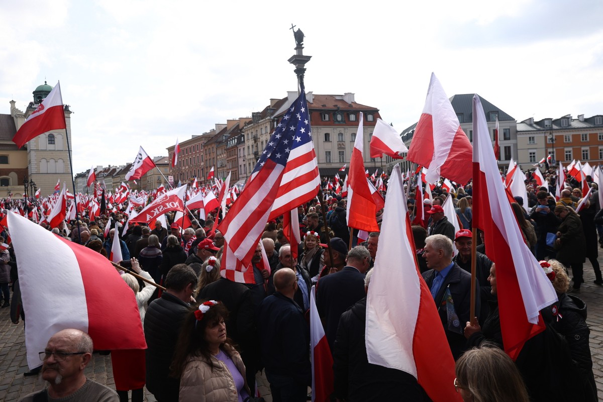 Marsz 1000-lecia Korony Polskiej odbył się w sobotę w Warszawie.