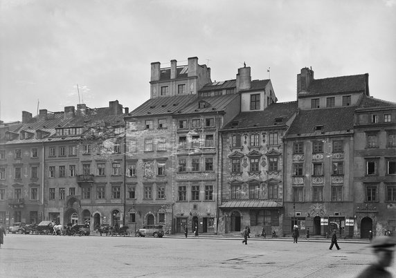 Pierzeja kamienic w 1933 r. Źródło: Bildarchiv Foto Marburg 