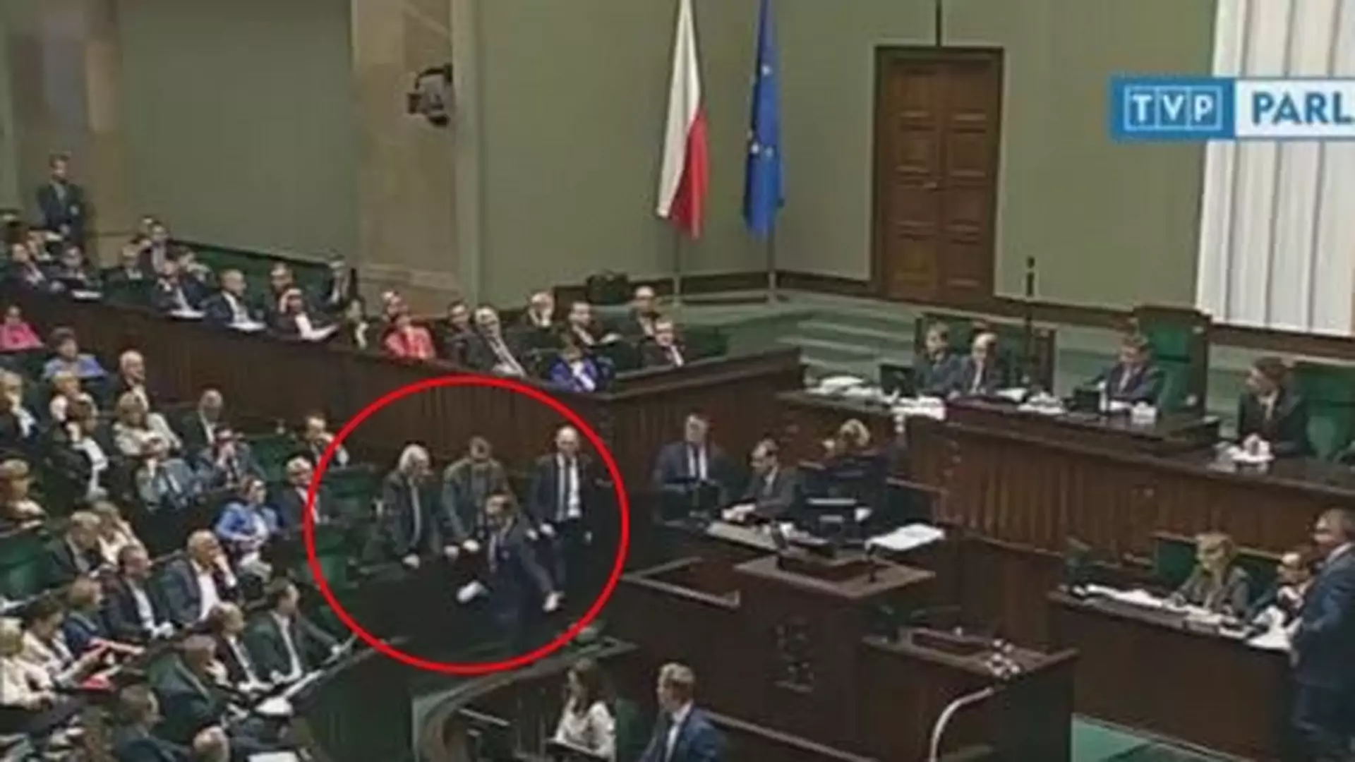Scena jak z "Ucha Prezesa". Takich obrońców jak Kaczyński chciałby mieć każdy