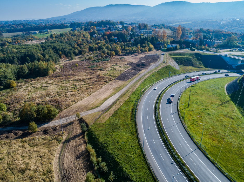 Budowa drogi ekspresowe S-1 - węzeł Suchy Potok - Dankowice - zdjęcia z drona - 14.10.2022