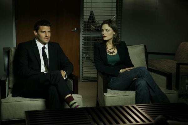 Emily Deschanel a David Boreanaz v seriáli Kosti. 