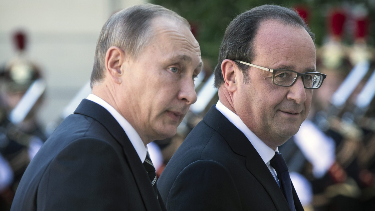 Prezydenci Francji i Rosji, Francois Hollande i Władimir Putin, rozmawiali w Paryżu na temat Syrii, próbując zmniejszyć różnice poglądów - poinformował doradca Hollande'a. Reuters pisze o chłodnym wyrazie twarzy obu polityków podczas powitania.