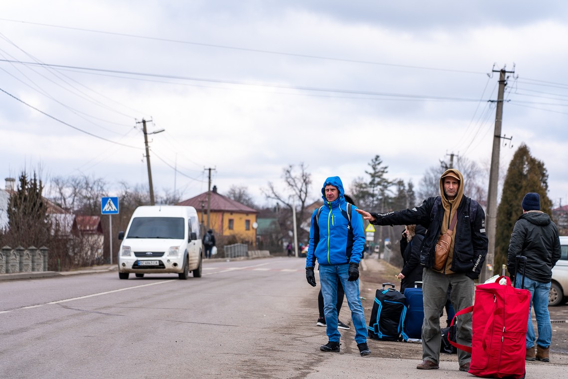 Sasha z towarzyszami łapią autostop