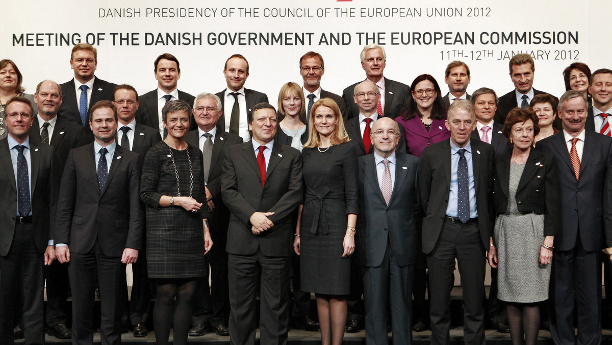 Podczas uroczystej gali w Sali Koncertowej w Kopenhadze premier Donald Tusk przekazał dzisiaj rotacyjne półroczne przewodnictwo w Radzie Unii Europejskiej duńskiej premier Helle Thorning-Schmidt.