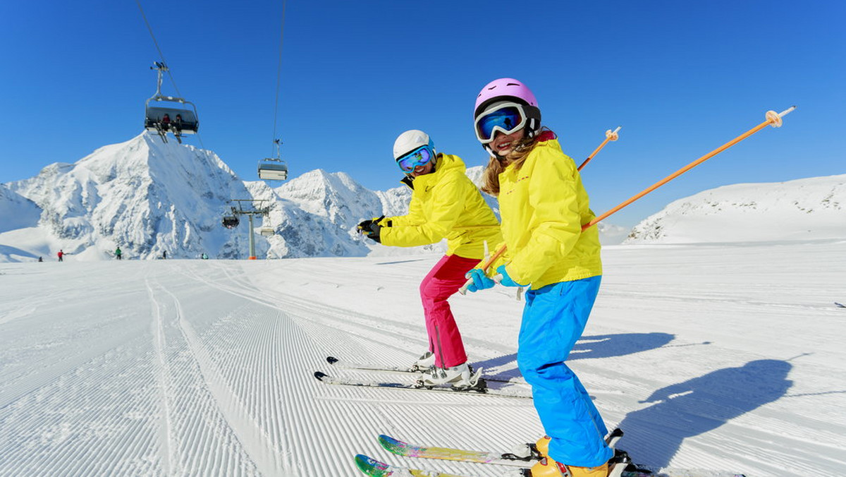 Popularne narciarskie ośrodki są przygotowane na rozpoczynające się w sobotę ferie zimowe. Choć na stokach leży niewielka ilość naturalnego śniegu, gestorzy wyciągów podczas mrozów zdołali sztucznie dośnieżyć trasy.