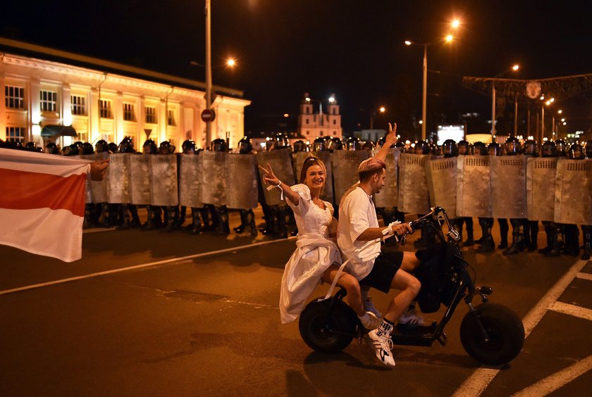 Niebezpieczne sceny na Białorusi. Tłumy na ulicach. Zablokowano miasto, wyłączono internet