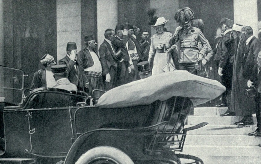 Franc Ferdinand i Sofija Hotek ulaze u kola u kojima će biti ubijeni