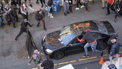 Tüntetők közé hajtott egy autós Seattle-ben: meghalt egy sérült, csak 24 éves volt