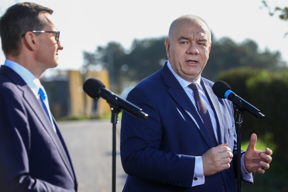 Mateusz Morawiecki i Jacek Sasin podczas konferencji prasowej w Otwocku