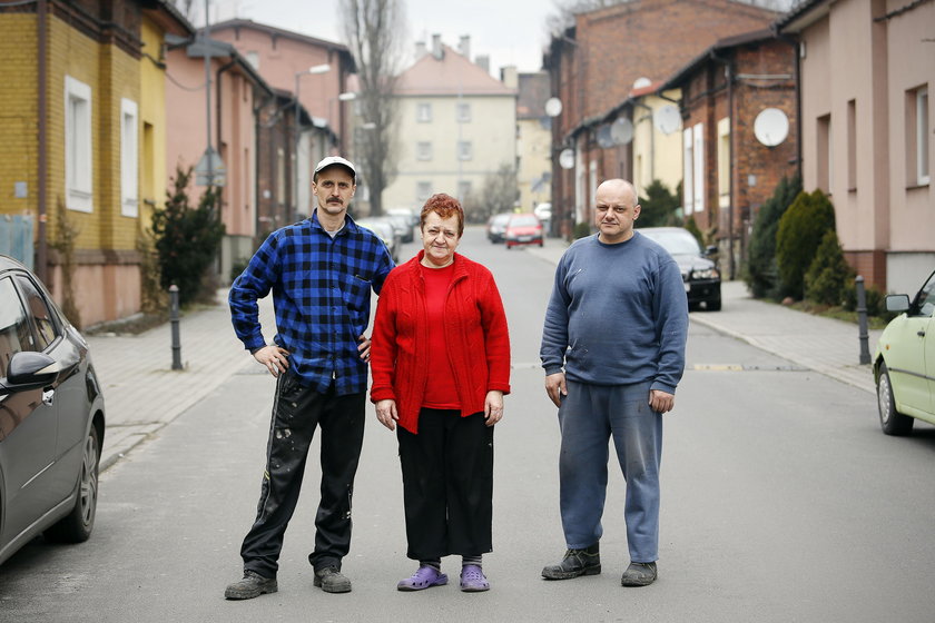 Krzysztof Sekutowski (45 l.) , Helena Sekutowska (66 l.) i Krzysztof Mazurek (45 l.), mieszkancy ul. Idy