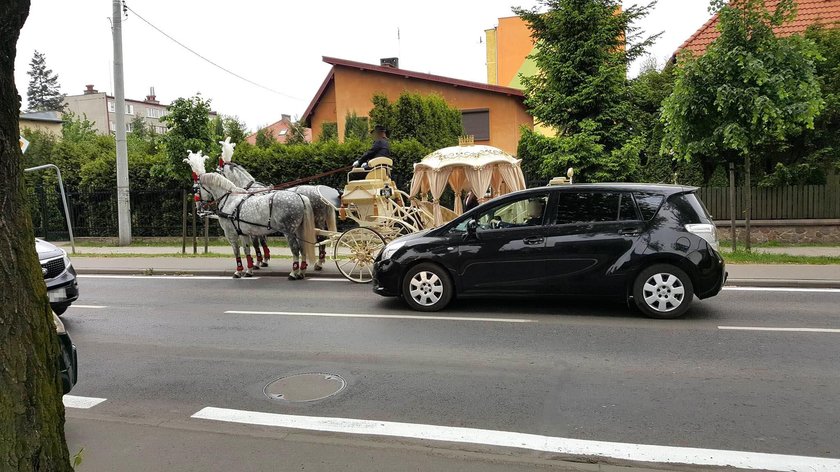 Karocą pojechała do komunii. Przesada?