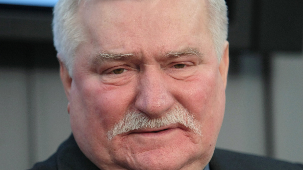 Lech Wałęsa zapowiedział w swoim blogu, że przestanie brać udział w uroczystościach rocznicowych, zagroził też, że odda nagrody, a nawet wyjedzie z kraju. Były prezydent reaguje w ten sposób na publikację książki Pawła Zyzaka "Lech Wałęsa. Idea i historia".