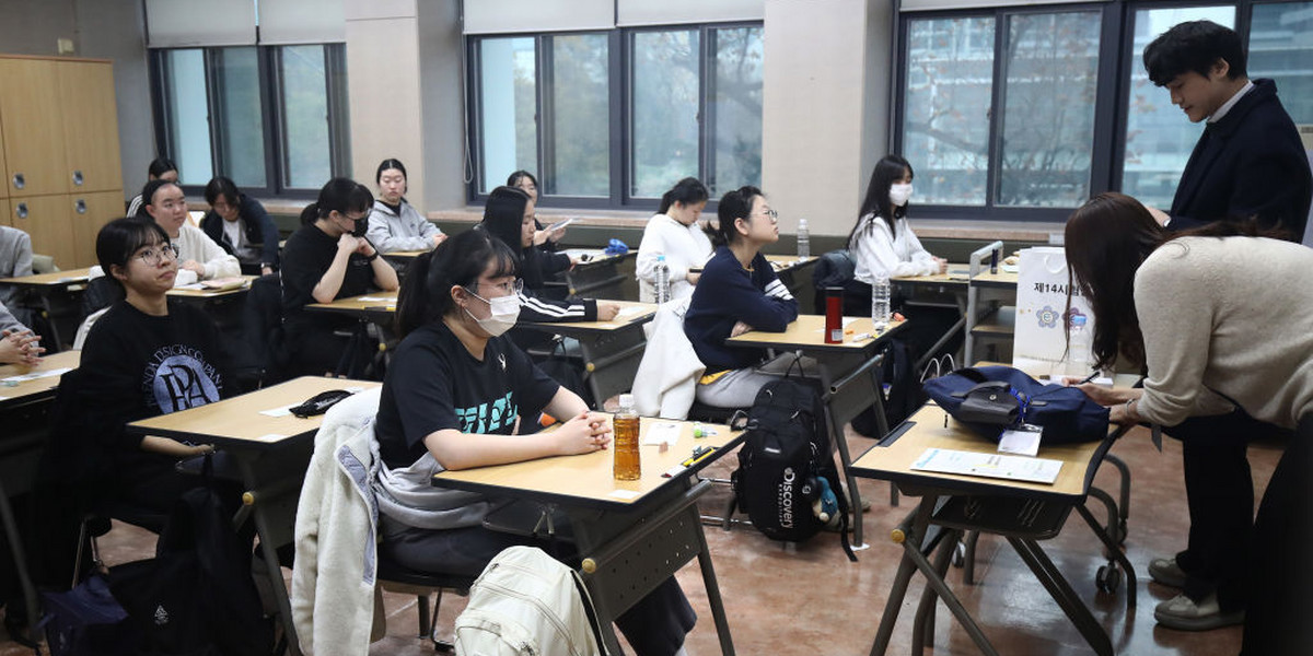 Południowokoreańscy studenci oczekujący na coroczne egzaminy wstępne na studia, znane lokalnie jako suneung