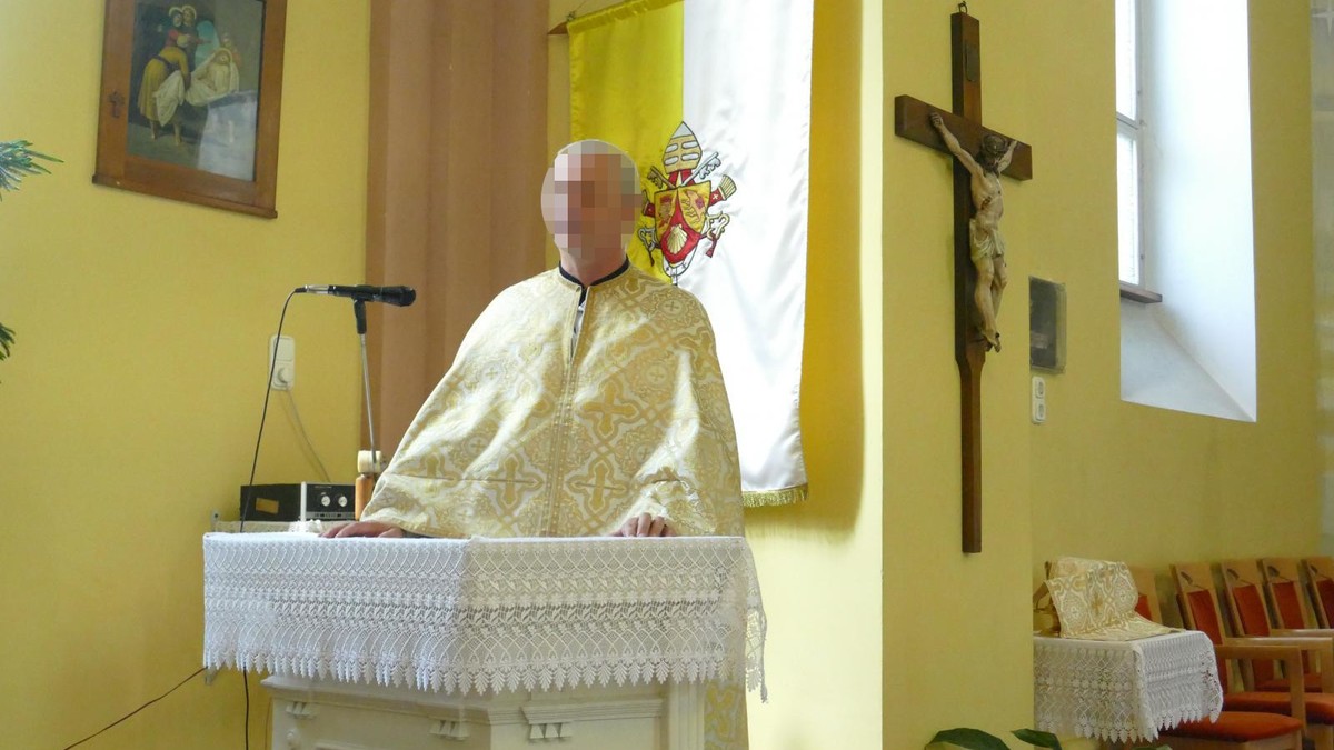 Belenéztünk a görögkatolikus pap elleni vádiratba: azzal védi magát, hogy ő vigasztalt, nem molesztált