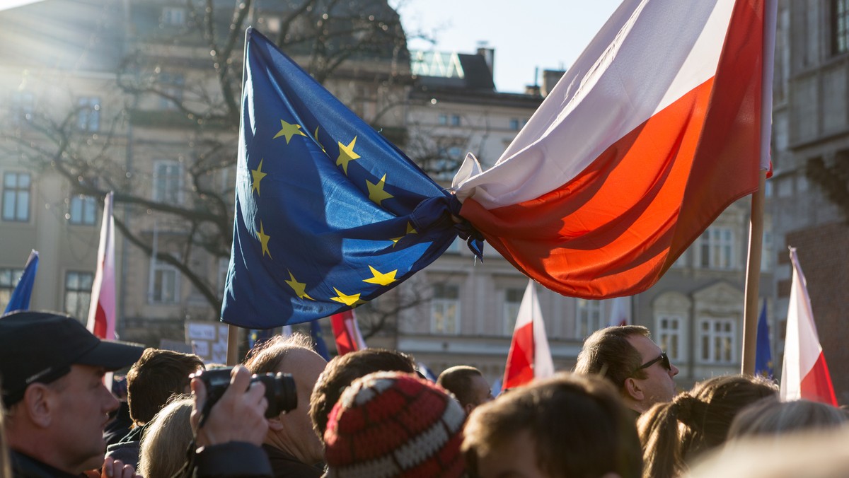 Uczucia Polaków wobec Unii Europejskiej są dużo gorętsze niż średnia wszystkich krajów członkowskich – 70 procent uważa, że członkostwo w Unii jest czymś dobrym, 75 procent głosowałoby za pozostaniem w niej, gdyby zapytano ich o to w jakimś referendum i aż 87 procent twierdzi, że Polska skorzystała na przyłączeniu się do wspólnoty.