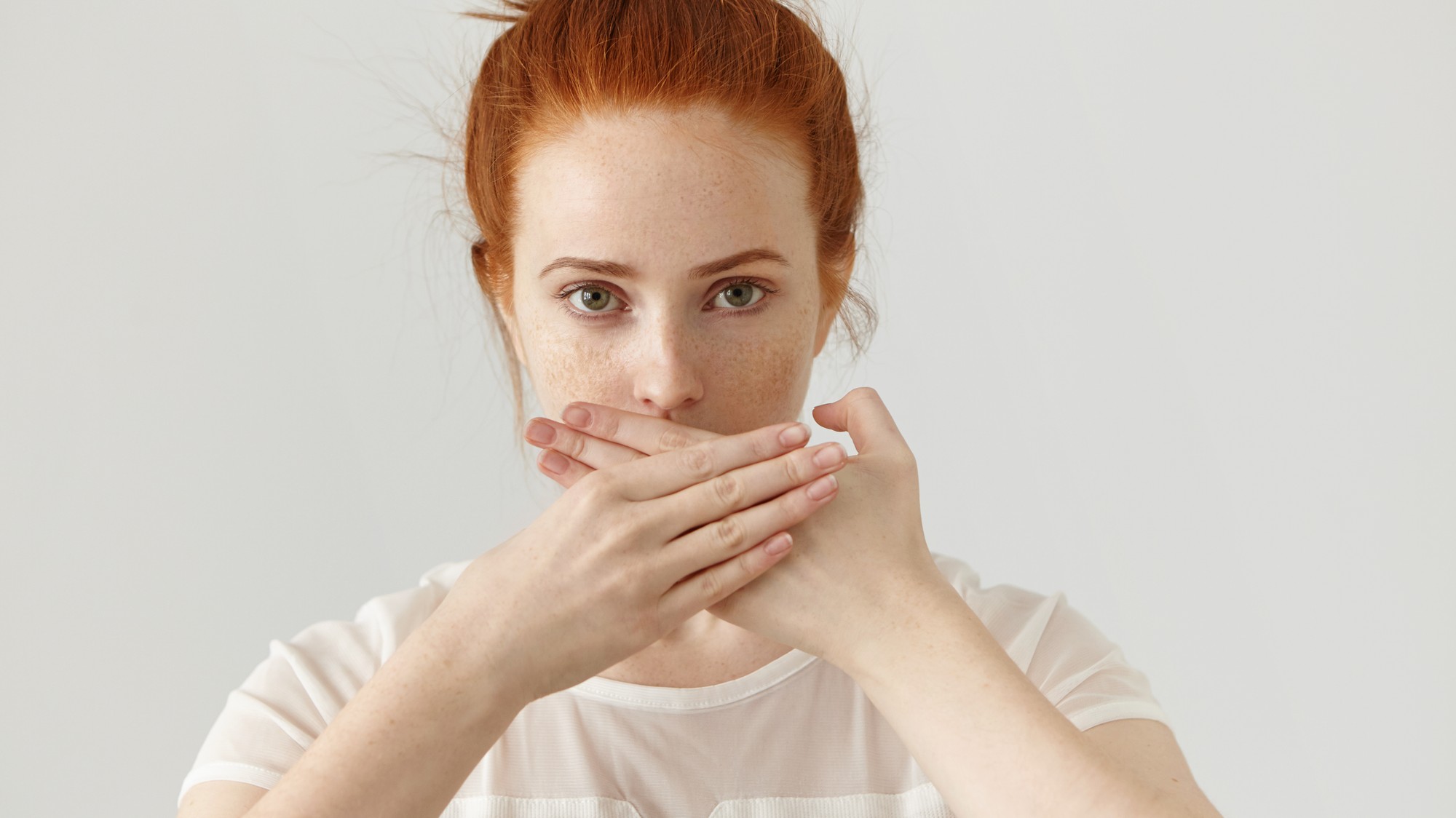 Vznik áft v ústnej dutine je často spojený s lokálnym zápalom sliznice.