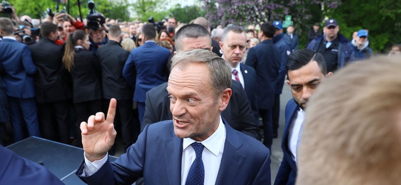 Burza po "Wiadomościach" TVP. W materiale o Tusku pokazano wizerunki Stalina i Hitlera