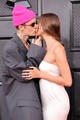 Justin Bieber és Hailey Bieber 2022-ben Las Vegasban a Grammy-gála vörös szőnyegén.