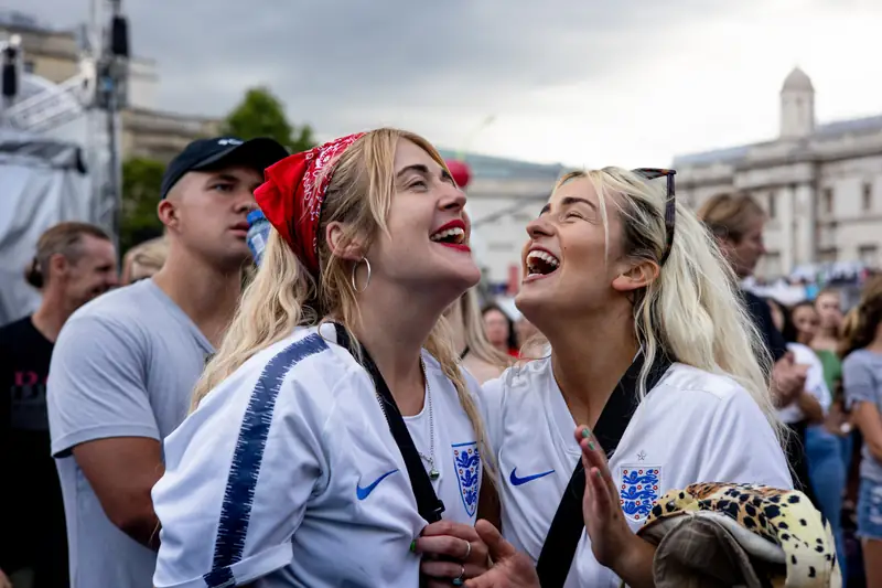 Fanki reprezentacji Anglii świętują zwycięstwo ich drużyny w Euro 2022 na Trafalgar Square