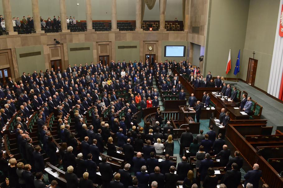 Posłowie uczcili minutą ciszy pamięć zamordowanego Pawła Adamowicza, prezydenta Gdańska. Warszawa, 16 stycznia 2019 r.