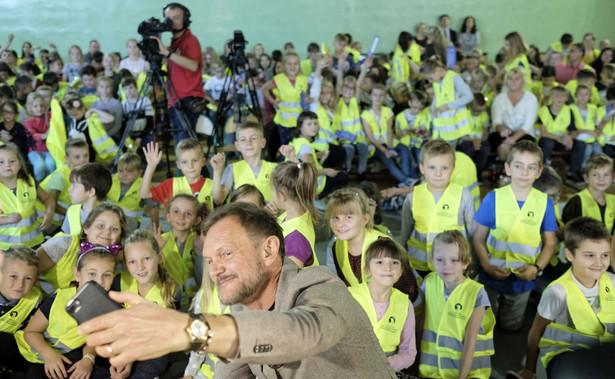 Rząd rozdaje kamizelki odblaskowe. Aktor Cezary Pazura w nowej roli