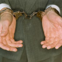 Gyerekeket zaklatott, miközben gerincbántalmakkal kezelte őket