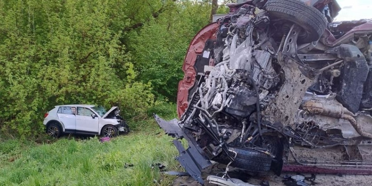 Tragiczny wypadek w Świętokrzyskiem. Na miejscu zginęły dwie osoby, jest wielu rannych. 