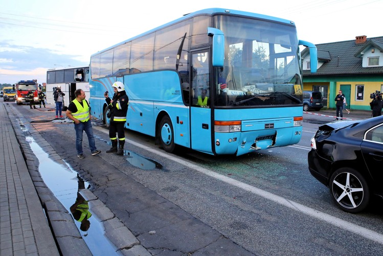 Miejsce wypadku dwóch autokarów na drodze krajowej nr 74 w miejscowości Rusiec koło Bełchatowa
