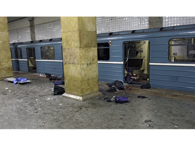 Zdjęcie wykonane po zamachu w moskiewskim metrze 29 marca 2010. W eksplozjach na dwóch stacjach zginęło kilkadziesiąt osób