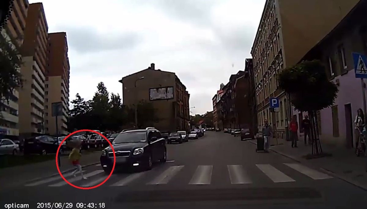 Dziecko w śmiertelnym niebezpieczeństwie. Policja ujawniła wideo