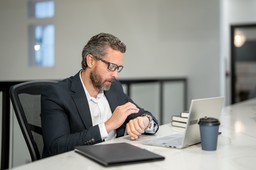 Krótszy czas pracy: niektóre miasta nie czekają na pilotaż ministerstwa