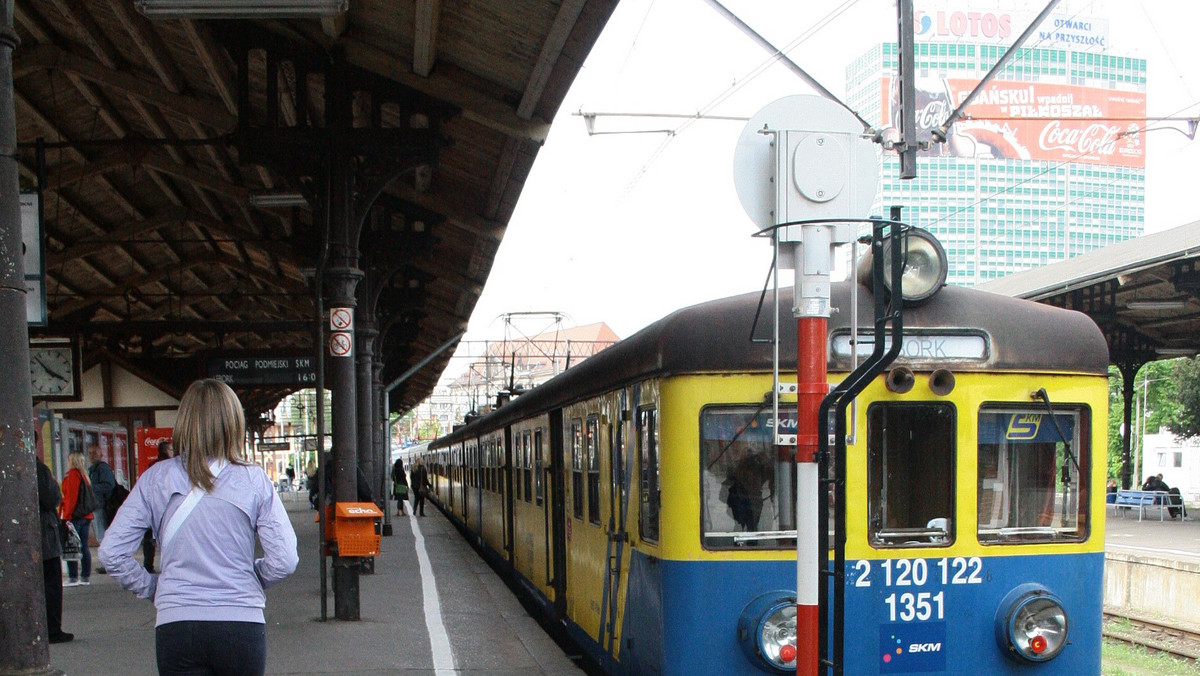 W poniedziałek ruszył nowy rozkład jazdy SKM. Będzie więcej pociągów na trasach w  Trójmieście. Niestety, nie mamy dobrych wieści dla pasażerów podróżujących między Gdańskiem Głównym a Tczewem - na tym odcinku aż do 15 października nie pojedzie ani jeden pociąg!