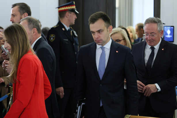Poseł KO Andrzej Domański i poseł KO Bartłomiej Sienkiewicz po spotkaniu w Senacie