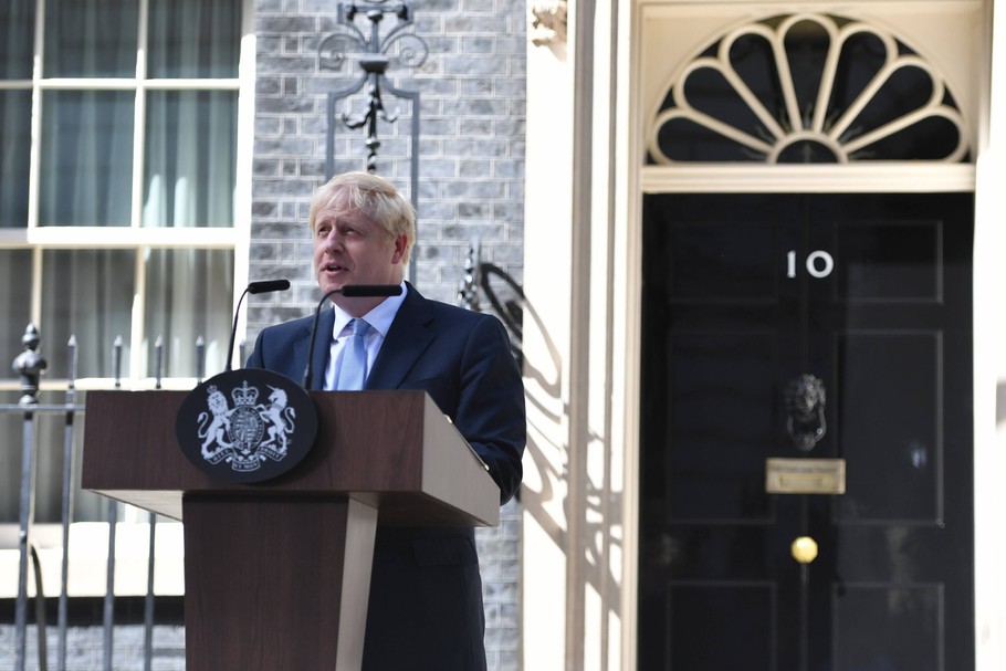 Boris Johnson przemawia na Downing Street