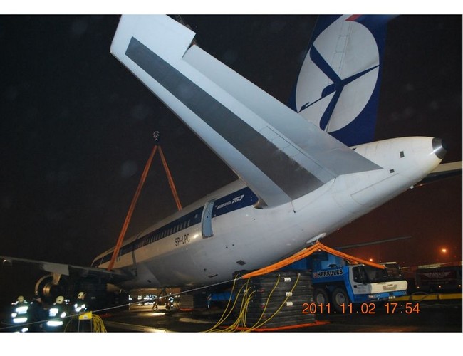 Boeing 767 uniesiony w górę za pomocą podnośnika i poduszek powietrznych