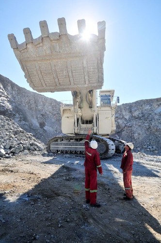 SZPONA to największa  na świecie hydrauliczna koparka wykopując, jest w stanie przerzucić 10 ton skał w ciągu godziny