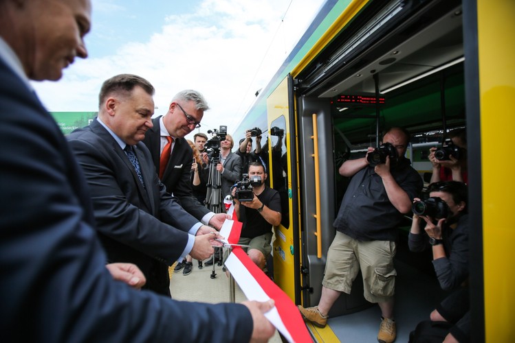 Marszałek województwa mazowieckiego Adam Struzik i prezes Kolei Mazowieckich Artur Radwan podczas uroczystości