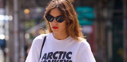 Alexa Chung w T-shircie Arctic Monkeys