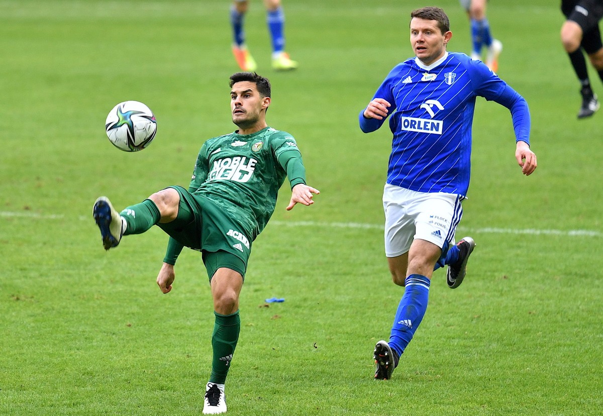 Piłkarz Śląska Wrocław Guillermo Cotugno (L) i Patryk Tuszyński (P) z Wisły Płock