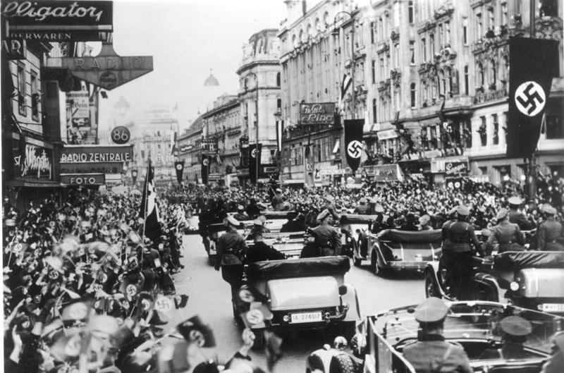 Anschluss Austrii: tłumy witające Niemców w Wiedniu w 1938 roku, fot. Bundesarchiv, Bild 146-1985-083-10