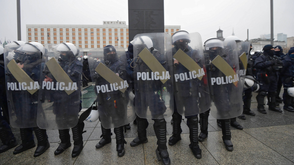Warszawa: policjanci otoczyli kordonem pomnik smoleński