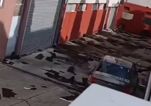Obrušavanje krova zgrade u Smederevu nakon nevremena