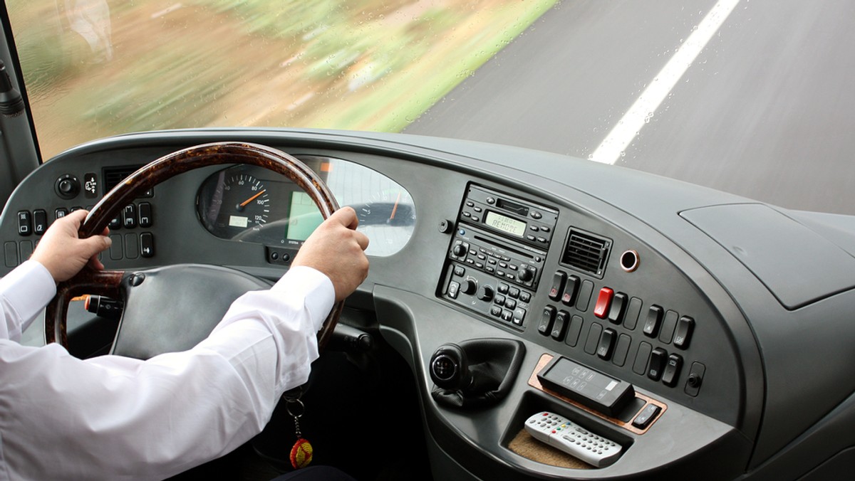 Za dwa dni miała rozpocząć się komornicza licytacja szkolnego autobusu z Gib na Suwalszczyźnie. Miał zostać sprzedany ze względu na gminne długi. Media poinformowały, że wójt zdecydował się zapłacić długi. On sam zaprzecza.