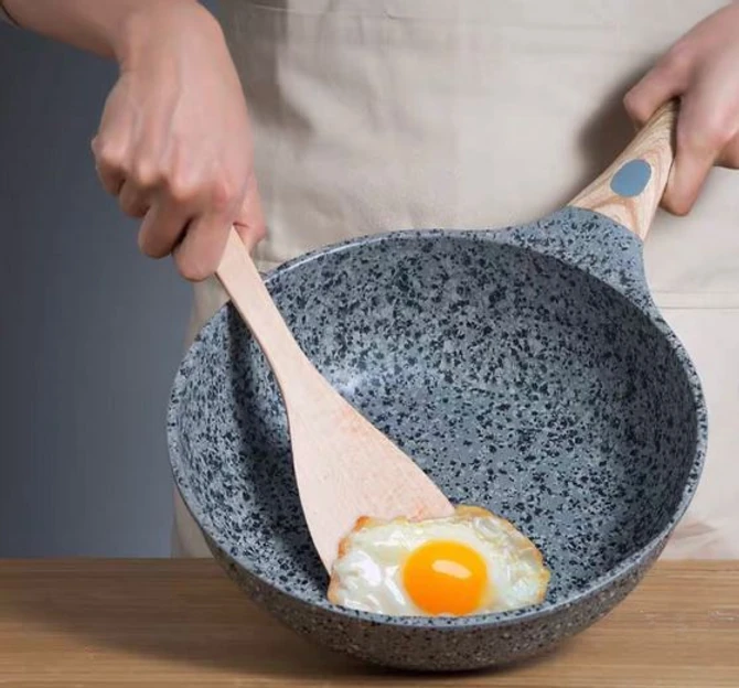 Hrana se uvek lepi za tiganj koji ima mikropukotine - zato bi ih trebalo zatvoriti kako biste produžili vek trajanja ovom posuđu