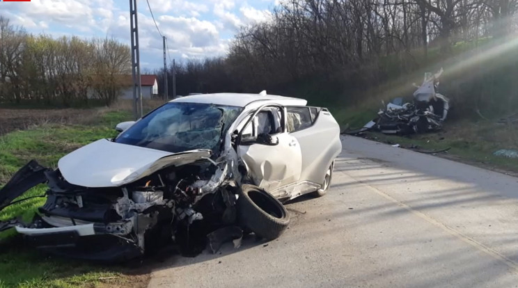 Mindkét autó a felismerhetetlenségig összeroncsolódott. A vétlen sofőr, egy kétgyerekes családanya életét vesztette a balesetben / Fotó: RTL