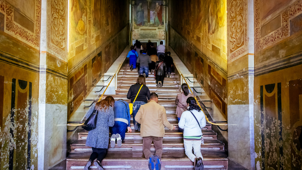 <strong>Po raz pierwszy od 300 lat w Rzymie przez dwa miesiące można będzie oglądać słynne Święte Schody w oryginalnym stanie, bez drewnianej obudowy ochronnej. Schody, po których według tradycji Jezus szedł na sąd, zostaną udostępnione po konserwacji 11 kwietnia.</strong>