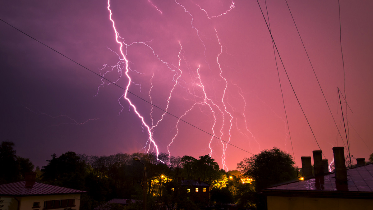 Instytut Meteorologii i Gospodarki Wodnej wydał ostrzeżenia dla 14 województw przed gwałtownymi burzami z gradem i upałami. W związku z tym przewiduje się wystąpienie niebezpiecznych zjawisk meteorologicznych i zalecana jest najwyższa ostrożność.