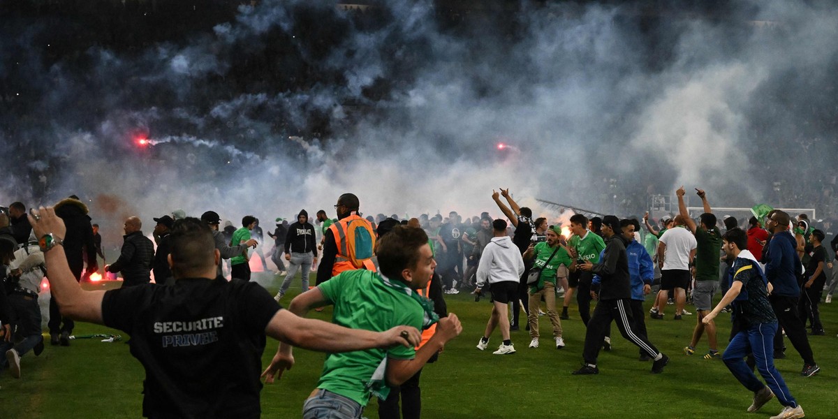 Tłumy wkroczyły na murawę po zakończeniu meczu w Saint-Etienne. 